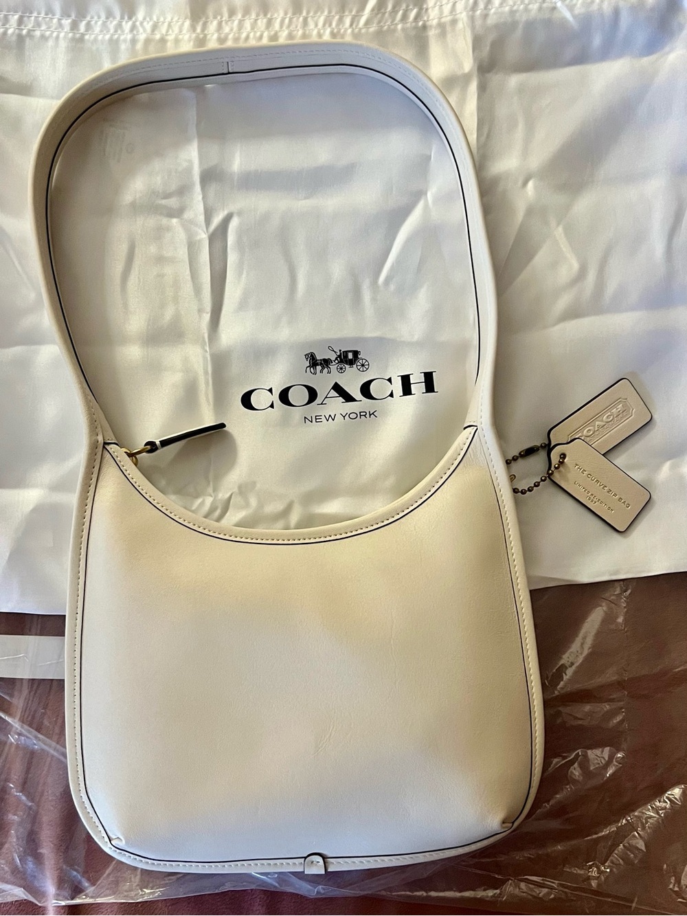Coach Curve Zip in chalk - Picture 2 of 11